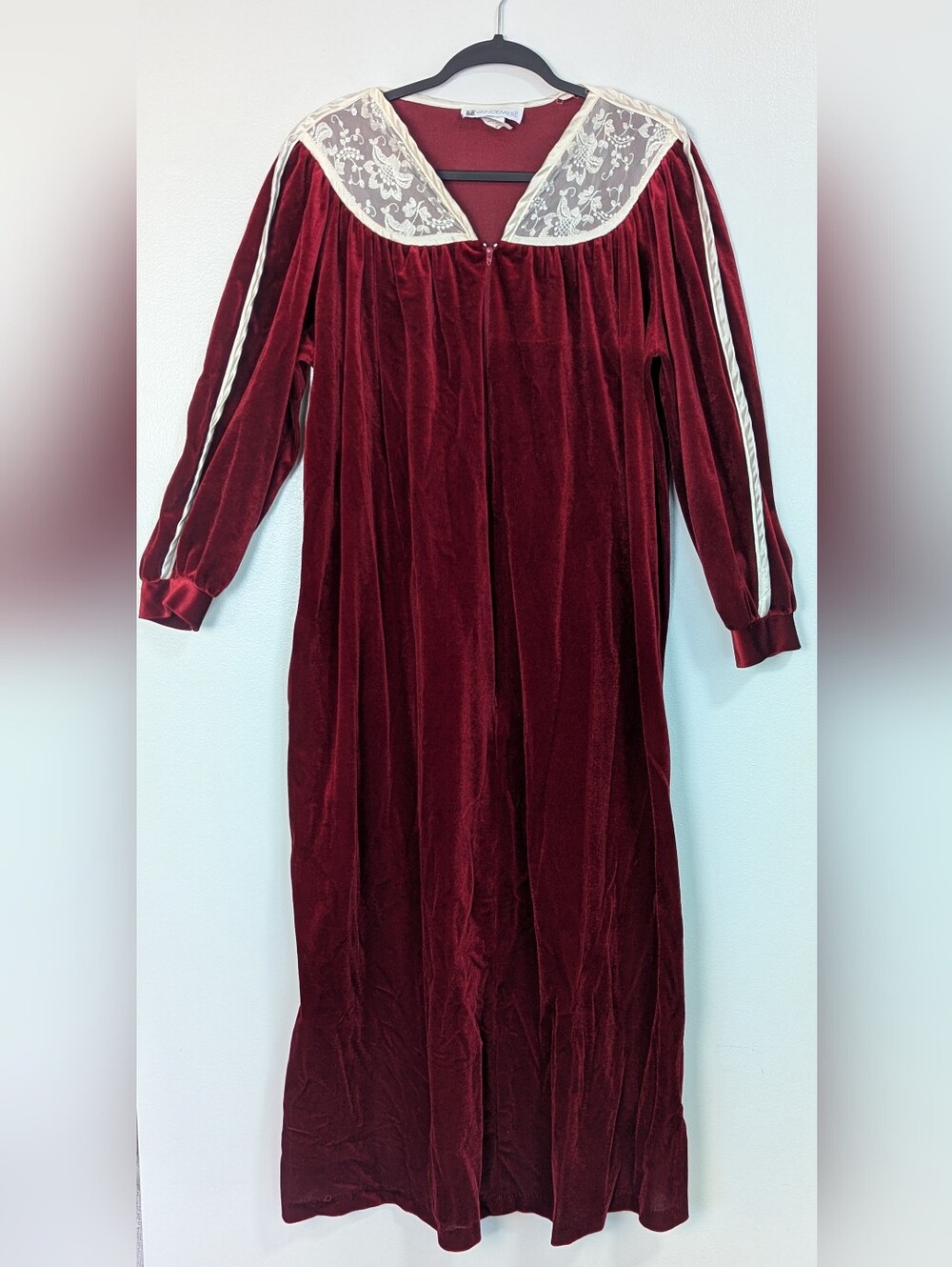 Vintage 70s/80s Vandemere Burgundy Velvet Full Zip Robe Lace Yoke Talon Zipper L